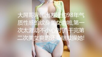 骚气美少妇线下约炮粉丝开房啪啪，特写口交舔屌带上套子骑乘，边操边摸大奶子，男的不得行搞几下JB软了