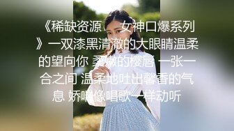 尤物清纯甜19美少女，独自酒店发骚，贫乳苗条身材，粉嫩一线天馒头B，掰开很紧致，特写小穴嫩的出水