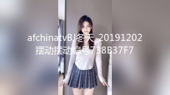 黑絲紅內美女太撩人,被大膽男當街狂摸大腿