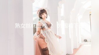 大神直接闯入商场女厕 偷拍爱玩手机的小美女