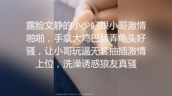 2020新跟拍！便秘的眼镜妹！用力拉屎把阴道口都撑开了