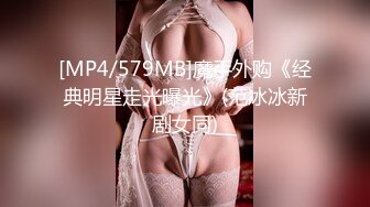 颜值不错的轻熟女露脸激情3P，让两个小哥玩弄，口交大鸡巴揉奶玩逼，道具抽插后入爆草嘴里还要屌鸡巴好嗨奥