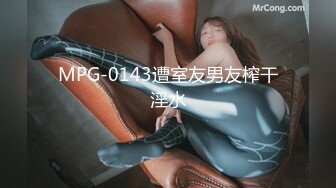 [MP4]牛仔短裤兼职妹一个嫖一个负责偷拍