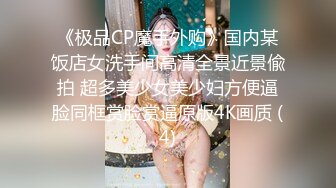 原来你是这样的圣诞老人！圣诞老人把女孩的父亲杀死后 当着她的母亲强奸了她 最后还用棒球棒爆菊