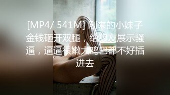 漂亮好身材妹子约到家里脱光光趴在腿上看视频这好性福啊