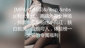 老婆露脸12，对着手机正脸表情，张大嘴快满了