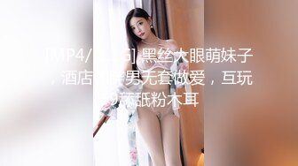 中年壮男与小巧美艳情妇宾馆开房，乳房比脸蛋还美的少妇，虽然颜值也不错，浴室洗澡壮男就忍不住上下其手，淫乱摸奶！