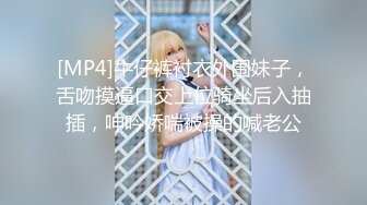 《家_庭摄像秘_破解泄_密》民宅黑客入侵真实偸_拍寂寞白嫩贵妇客厅看片自摸疯狂小姐姐一字马手指当屌坐插看点十足