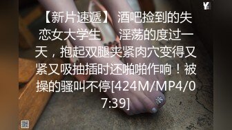 两个18岁的极品可爱小萝莉女同，脱光光互相舔对方粉逼，大叔出场 忍不住要参与，双飞 两个妹子轮流操 (1)