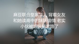 [MP4/ 1.97G] 三个中年老骚女全程露脸伺候一根大鸡巴，三女互动吃奶舔逼舔脚，穿上假鸡巴内裤互插抽插