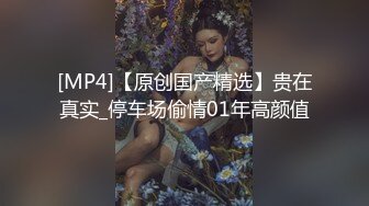 商场厕所偷拍 妹子尿急裤子偏偏又难解开 差点尿裤子上