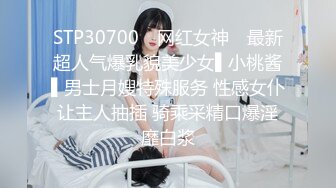 商场女厕全景偷拍 破洞牛仔少妇的极品小黑鲍