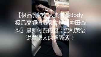 高铁一直坐在厕所门口对面的妹子没想到穿的开裆塑型内衣