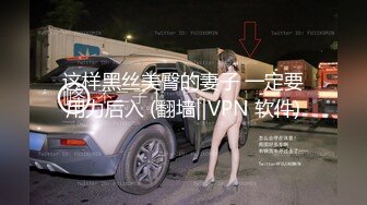 黑丝长腿骚货让她跪舔吸吊在地上爬 爆草猛抠小骚逼喷了一床的淫水