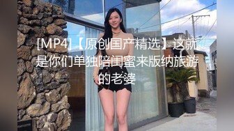 玩具酱游乐园露出，附近还有人锻炼玩耍，掀开衣服就摸奶子，打开下面自慰 真刺激哇！