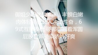 逛万达遇见带娃的少妇小姨 样貌还OK，就跟着进去拍小穴儿，哇 肥美多汁，洗干净肯定舔得很爽！