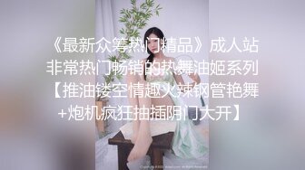 冒死爬气窗偷拍二楼粉嫩的妹子洗澡澡