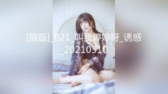 [MP4/ 984M] 90后小少妇，黑丝情趣诱惑小乳夹激情3P，让两个大哥玩弄，揉奶玩逼轮草抽插