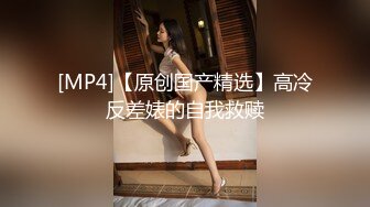 美丽的金发女郎亚历克西斯骑上她选择的交通工具去欧洲观光时看起来很性感。城里的任何其他游客可能会忽略这