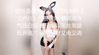 之前圣诞夜偷偷约的，他老公帮着拍他老婆的骚逼