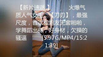 大神潜入食品厂女厕 上帝视角全景后拍几个美女员工嘘嘘