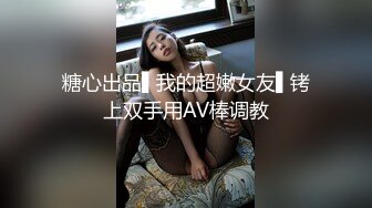 漂亮美女吃鸡 看来小鸡鸡有小的好处 嘴巴容易操控 能把口技得到充分发挥施展 美女身材不错