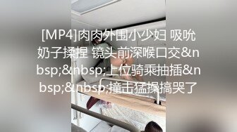 抄底眼镜小美眉 和小妹妹站着等人 细长腿 貌似白色小内内有尿渍 撸点满满