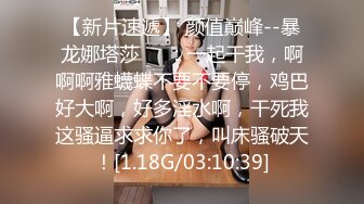 粉色超短吊带裙美女 拍照打卡在男友的镜头前变换姿势拍照却没有发现自己脚下也有一个镜头对准了自己的裙底风光