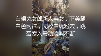 商城抄底跟闺蜜逛街的漂亮美眉 白色小内内卡屁沟 大屁屁很性感 就是有点黑