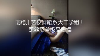 科技园女厕条纹衫浅红高跟眼镜美女,鲜嫩泛红的无毛唇肉直接开撸