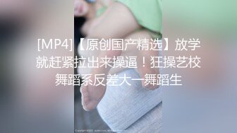 红裙美女换上制服居家操逼，扶着男友大屌吸吮，边舔边自摸骚逼，怼着小穴一下挺入，主动骑乘扭腰一脸骚样