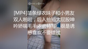 《极品CP✅魔手☛外购》色胆包天坑神潜入广西某医院急诊科女厕~直接进去隔板缝中偸拍多位女护士和女患者方便~太猛了 (7)