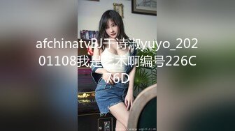 老式筒子楼偷窥两个大奶子少妇洗澡