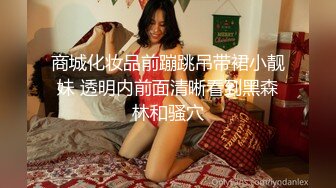 极品高颜值美女捂裙仍被抄底..花内前抄深深B缝隙 宽松花短裙美女逛商场..选商品被抄底蕾丝边内裤