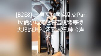 颜值少妇人间水蜜桃露脸镜头前卖弄风骚还跟狼友玩着手机视频，大黑牛自慰骚逼揉奶子呻吟感觉好刺激