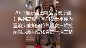 洋洋小妹妹露脸清纯可爱诱惑狼友，干净的逼逼自己拿道具抽插浪叫呻吟，吃木瓜给自己丰胸，跟狼友互动撩骚