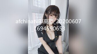 《魔手外购极品厕拍》商业城女厕全景偸拍多位少女少妇熟女方便，后位先拍脸再拍大白屁股，憋尿到极限的良家少妇动作逗死人 (11)