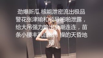 年轻胸前纹身的老婆给老公打飞机撸硬，女上位秒变榨汁打桩机