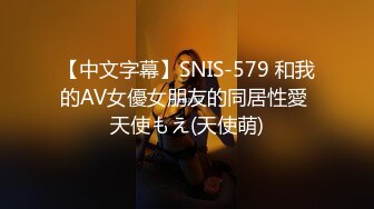 新晋气质无毛大美女居家激情啪啪，脱掉丁字裤舔弄大屌，主动骑乘整根插入，后入撞击脸对着镜头，操自己振动棒自慰