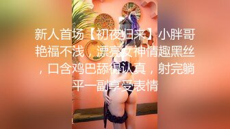 [MP4/ 2.12G] 乖巧的黑丝小少妇镜头前让小哥各种玩弄抽插，全程露脸深喉大鸡巴床上主动上位浪叫不止表情好骚给小哥爆