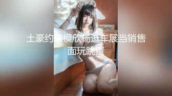 公交車上伸到四個美女裙底偷拍透明內內,陰毛和小穴看得一清二楚