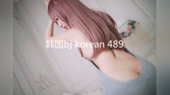 00后双马尾萌妹，黑白丝袜玻璃棒插无毛骚穴，抬起双腿特写视角，搞得小穴很湿